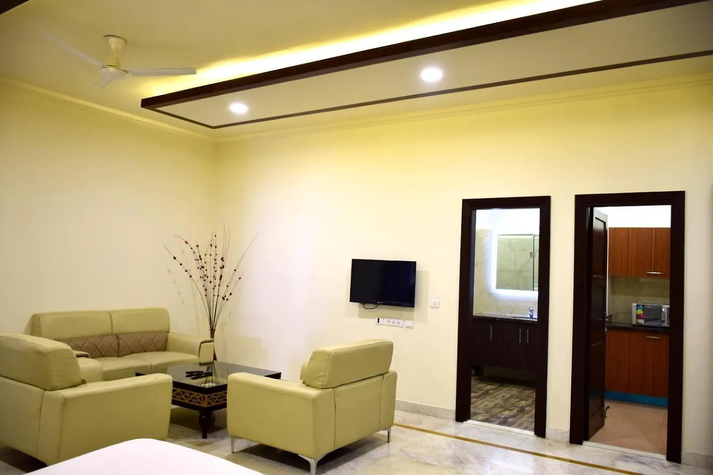 When In Gurgaon - Artemis Hospital 1 Min Walk, Fortis & Medanta 4 Mins Drive Inde