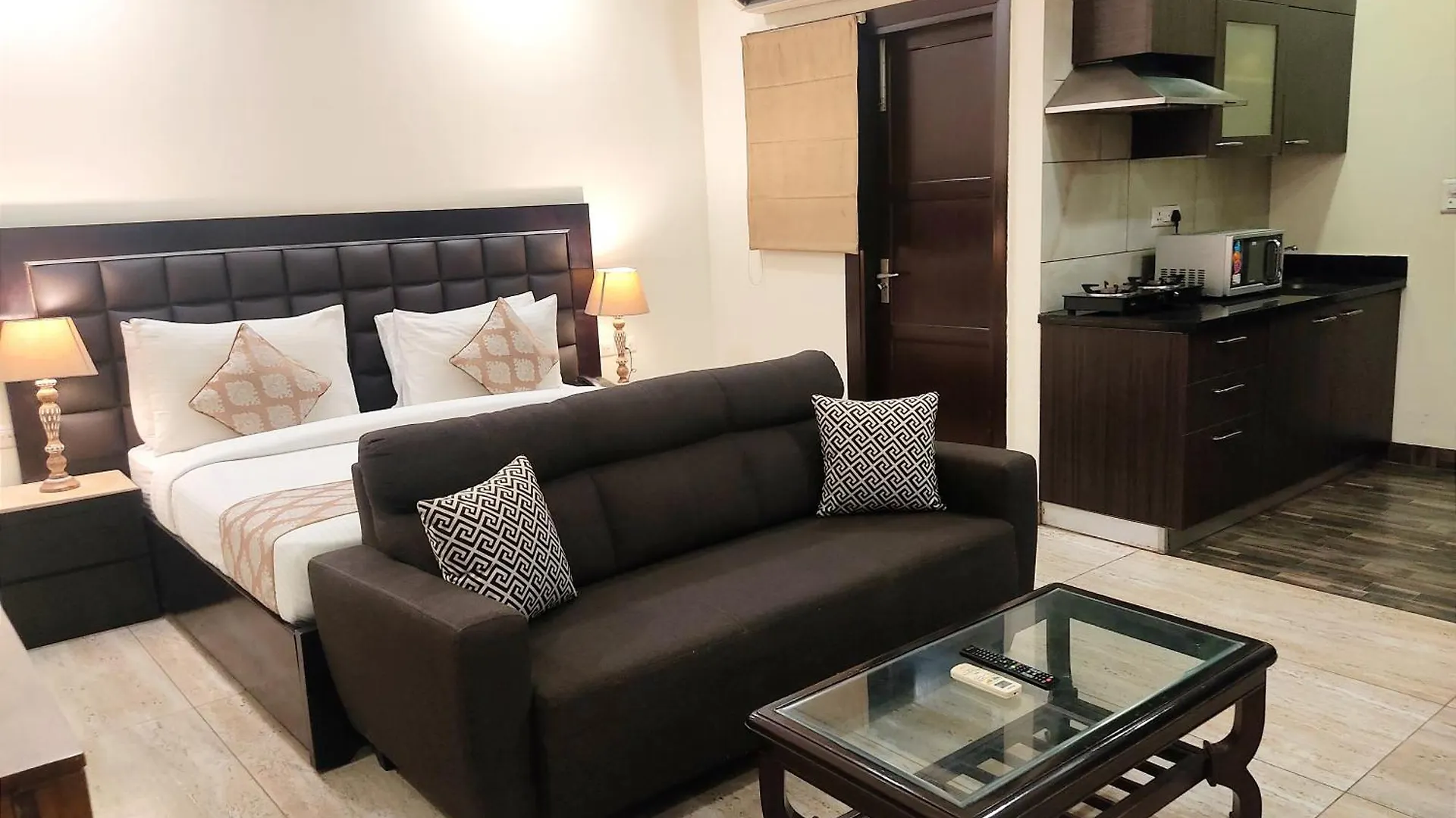 When In Gurgaon - Artemis Hospital 1 Min Walk, Fortis & Medanta 4 Mins Drive