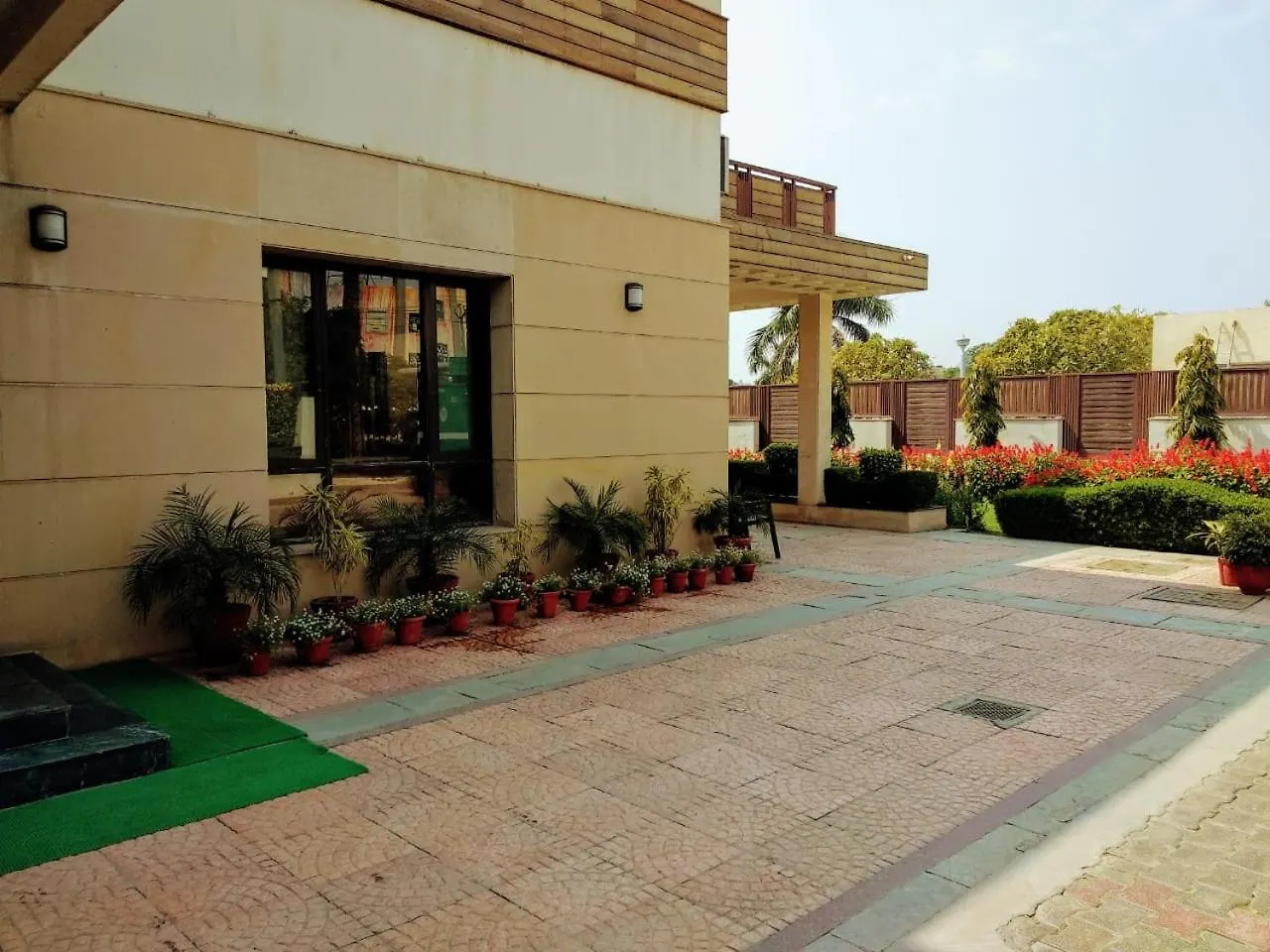 When In Gurgaon - Artemis Hospital 1 Min Walk, Fortis & Medanta 4 Mins Drive